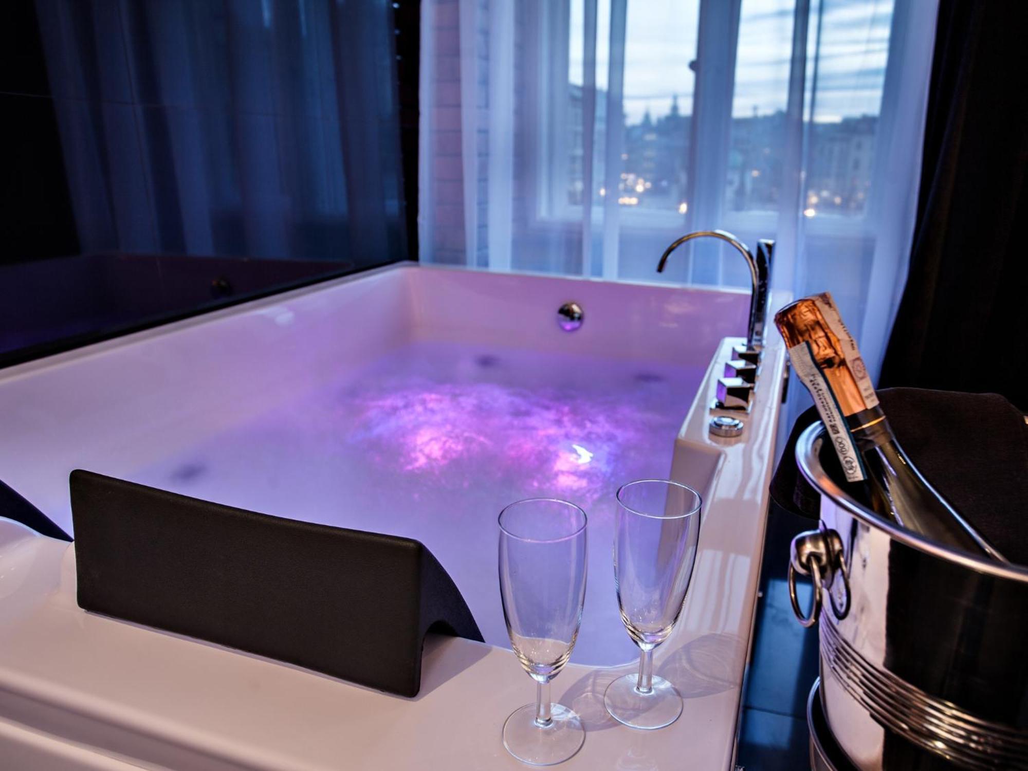 Junior Suite Plus Main Market Square View